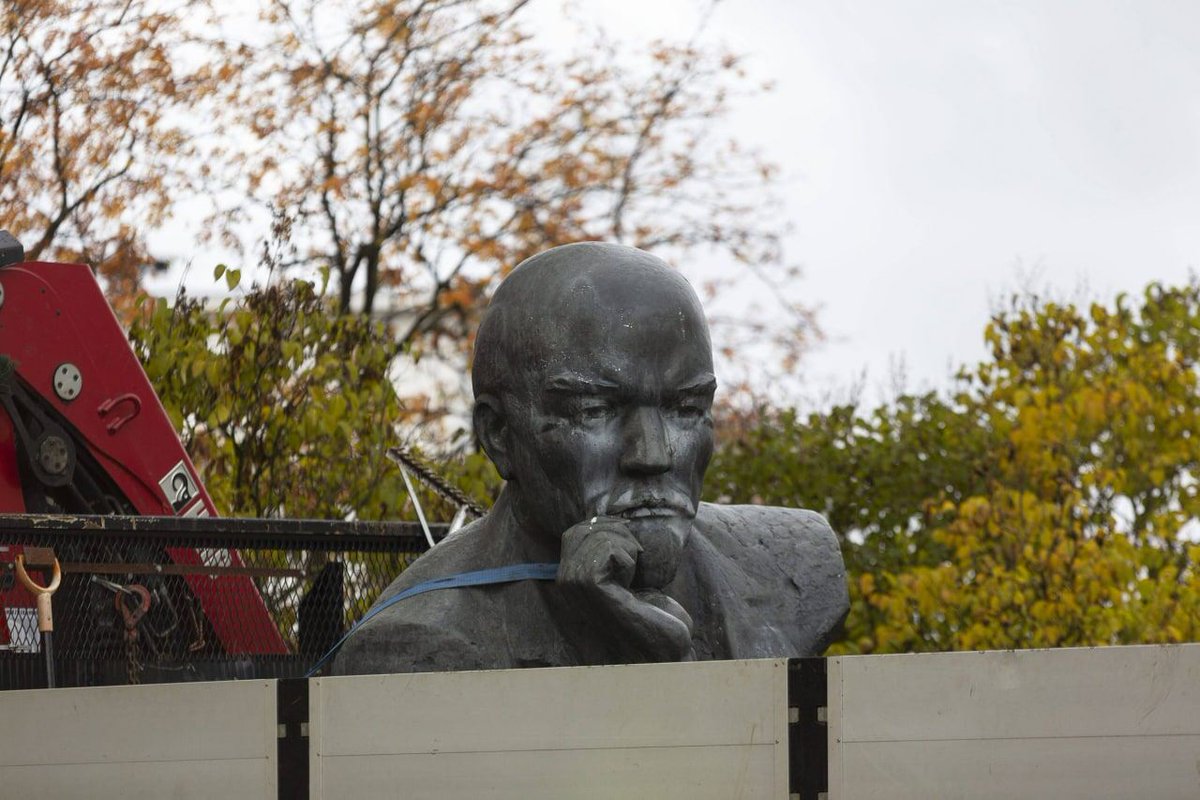 SebaGobert's tweet photo. In Finland, the last remaining public monument to Lenin was dismantled. It used to stand in the city of Kotka.

#lookingforlenin
Via @nexta_tv https://t.co/hJWZccXo6l