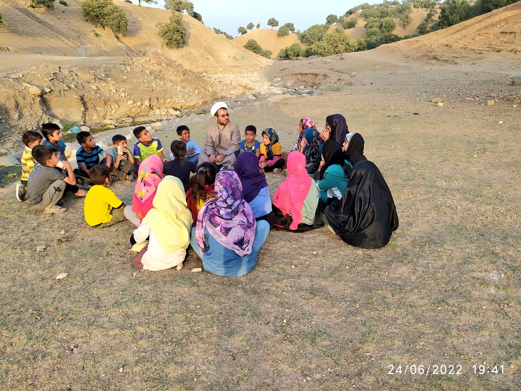 smaeel_azari's tweet photo. چهار سال نگذاشتم فوتبال و کتابخوانی دختران روستای درغک، حتی یک هفته تعطیل شود.با همه سختی‌ها و...
منطقه ای که بیشترین آمار خودسوزی زنان را دارد. https://t.co/haKPb7sLFw