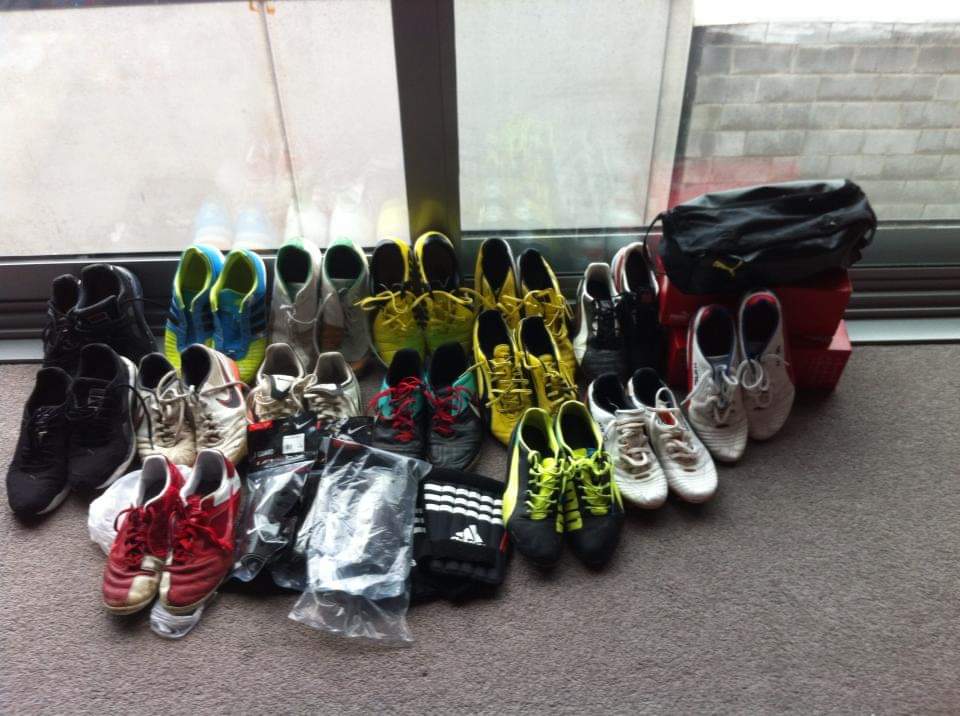MattFutsalFejos's tweet photo. #FutsalFamily of the North West. Do you have any old futsal trainers you've outgrown or outstyled? Loads of kids getting newly involved and loving futsal but some need futsal shoes. Let me know if you have any knocking about ❤ please share 🙏 @cookie_12_ @sturge_p @ianbfutsal https://t.co/3tPH3nZgaY