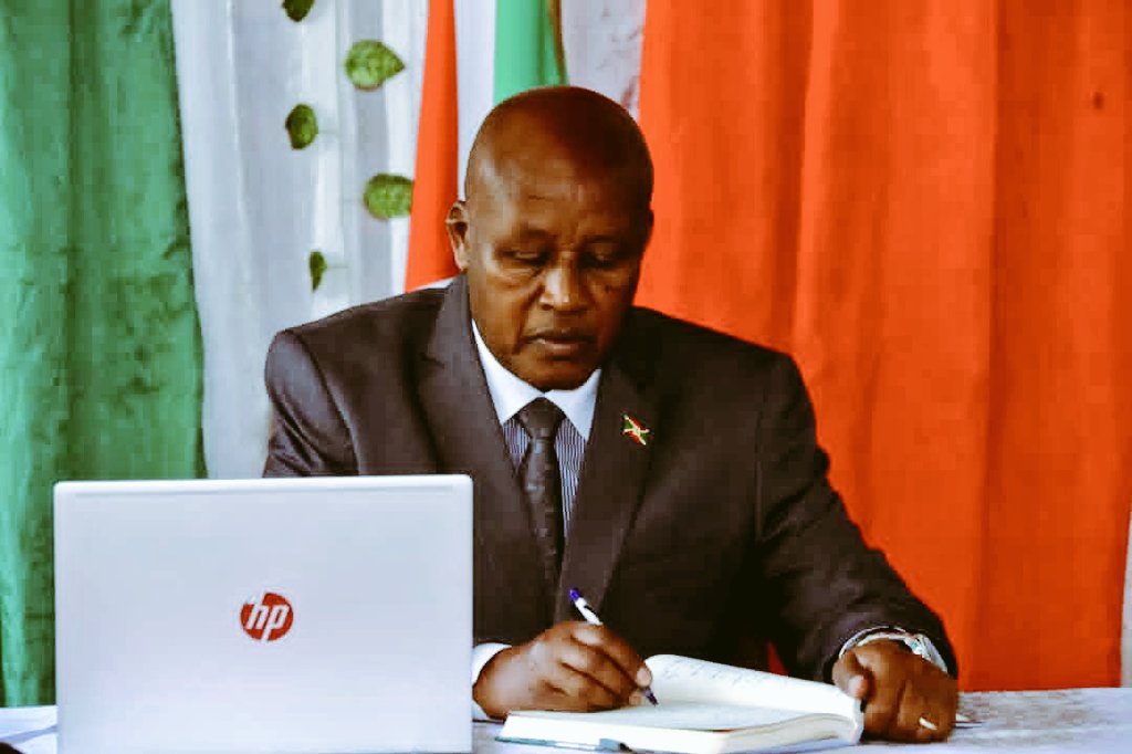 Kumurwa mukuru wa politike i Gitega, mu bigo vya kaminuza biri itankoma hariko habera umwiherero w'abagize urwego nshingwa bikorwa rwa Reta hamwe n'abayobozi bishikira mu biro vy'Umukuru w'igihugu.