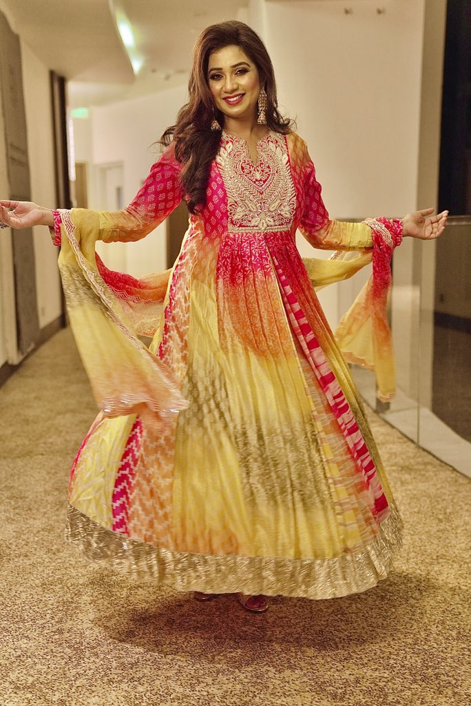shreyaghoshal's tweet photo. This Pujo/Navratri, Ma Durga gave us a time to remember through vivid celebrations, music, food, colours &amp; more than anything reminded us of the beauty of harmonious togetherness beyond caste creed religion. May Her blessings keep us unified &amp; happy till eternity. Happy Dussehra! https://t.co/PvQlQmL1HA
