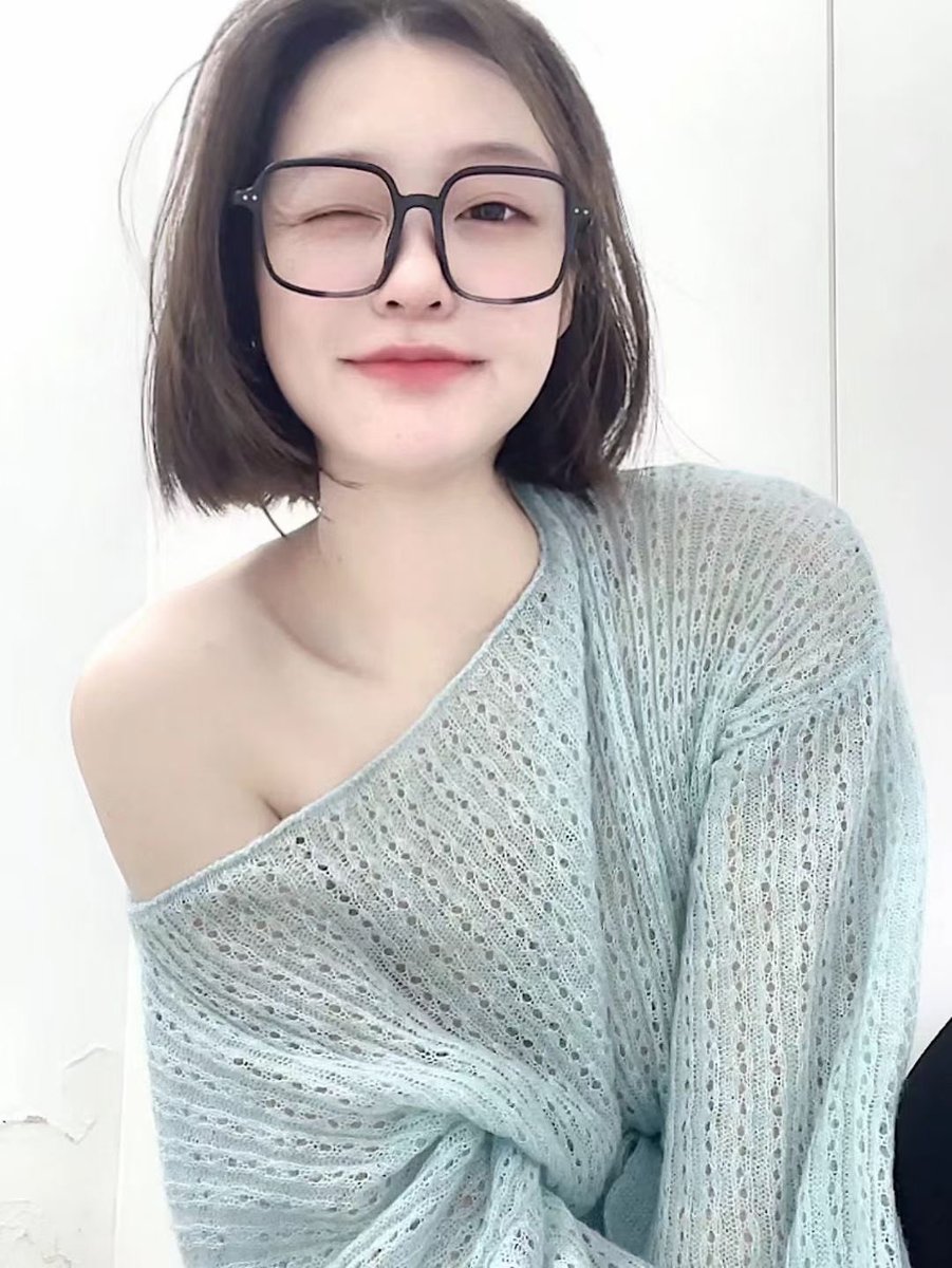 Yzkob3's tweet photo. 圆脸天花板 https://t.co/LAOXjgrRnk