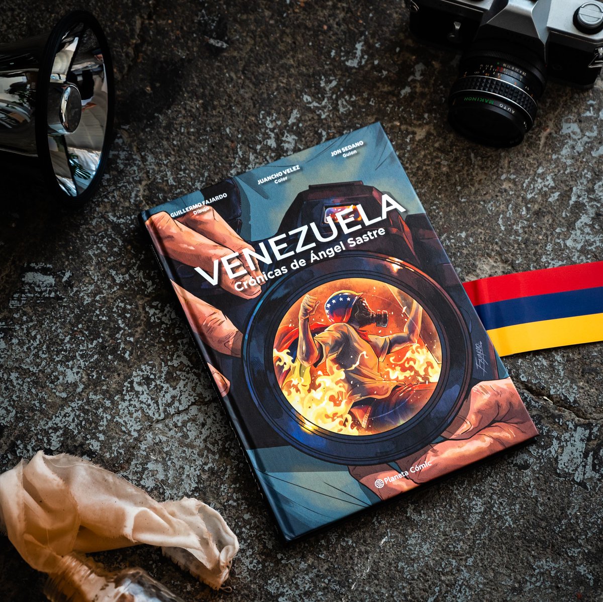 JonSedano's tweet photo. Hoy sale a la venta #VenezuelaCómic🇻🇪, novela gráfica de la que he sido guionista, donde se cuentan las crónicas del periodista @AngelMSastre por el país. Con dibujos de Guillermo Fajardo y color de Juancho Velez. Edita @PlanetadComic https://t.co/lRikTZ8wp6 https://t.co/wWGoZYWAda