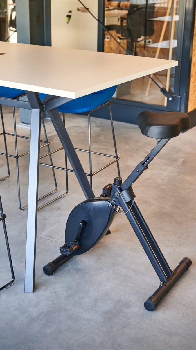 Stimulate the circulation of the thigh muscles using the Deskbike 🚴🏼‍♀️🚴🏻 💪🏻 #deskbike #cyclingatwork #bureaufiets #fietsenopwerk #bewegenopwerk #petprojectinrichters