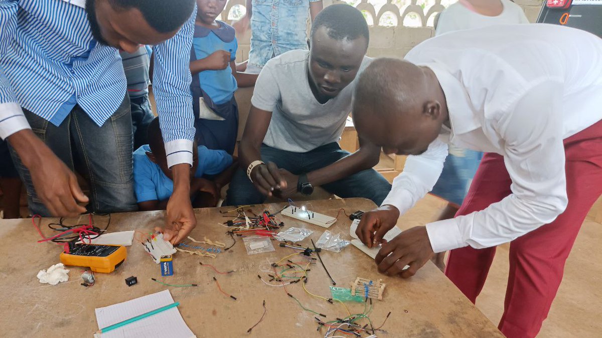 civic_watch's tweet photo. We &amp; @ActivSpaces reached out to pupils of Group Scolaire Bilingue of PK19 Douala today.

@MaliamunguRich4 refugee in Uganda &amp; Stephen thought them how to produce torch light, a motor spinning system and blinking light  using  the #ASKtec kit.
#Tech4Peace
#Act4Peace
#Teen4Peace https://t.co/KqJi6H5Paq