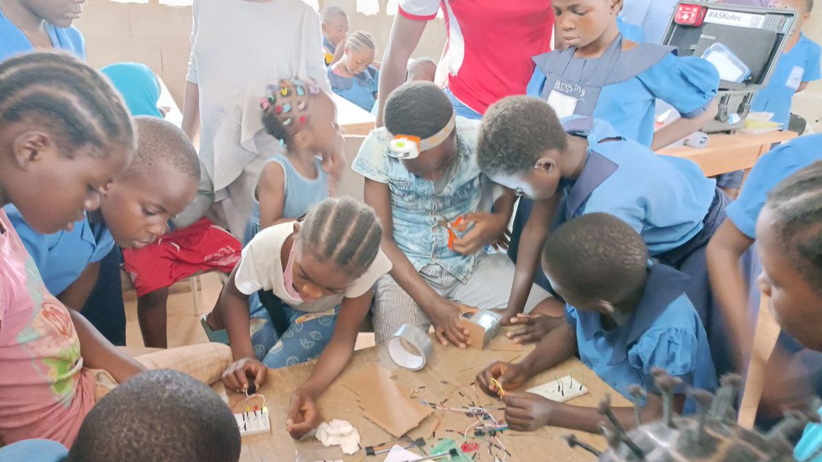 civic_watch's tweet photo. We &amp; @ActivSpaces reached out to pupils of Group Scolaire Bilingue of PK19 Douala today.

@MaliamunguRich4 refugee in Uganda &amp; Stephen thought them how to produce torch light, a motor spinning system and blinking light  using  the #ASKtec kit.
#Tech4Peace
#Act4Peace
#Teen4Peace https://t.co/KqJi6H5Paq