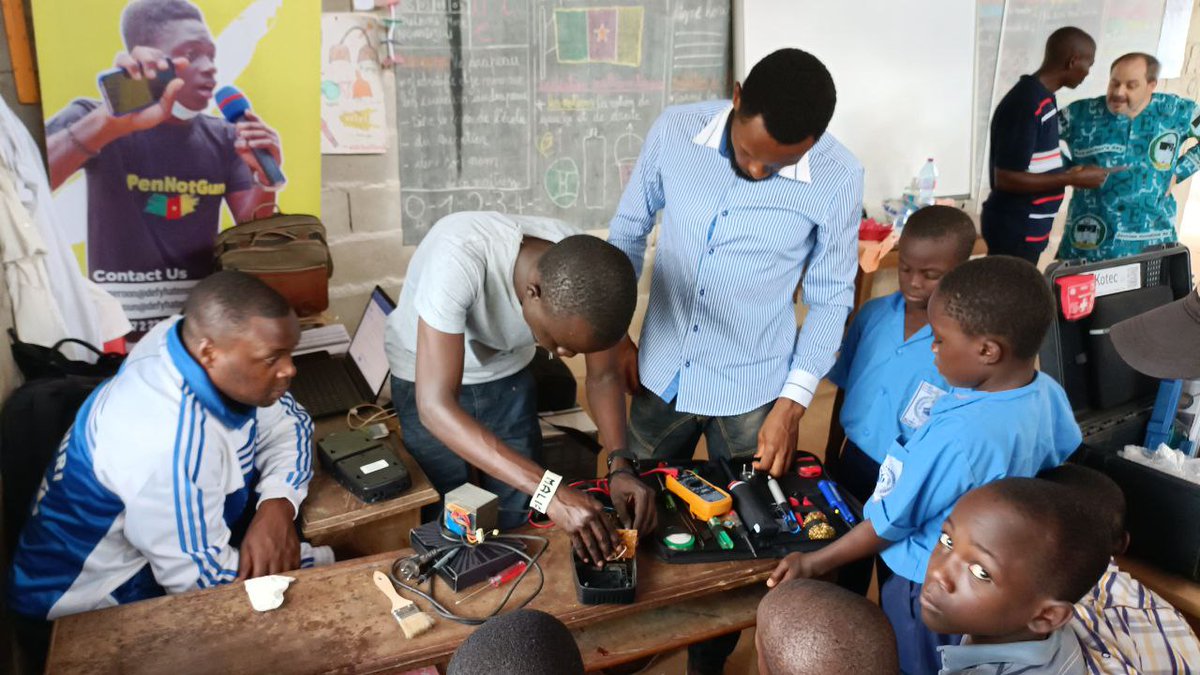 civic_watch's tweet photo. We &amp; @ActivSpaces reached out to pupils of Group Scolaire Bilingue of PK19 Douala today.

@MaliamunguRich4 refugee in Uganda &amp; Stephen thought them how to produce torch light, a motor spinning system and blinking light  using  the #ASKtec kit.
#Tech4Peace
#Act4Peace
#Teen4Peace https://t.co/KqJi6H5Paq