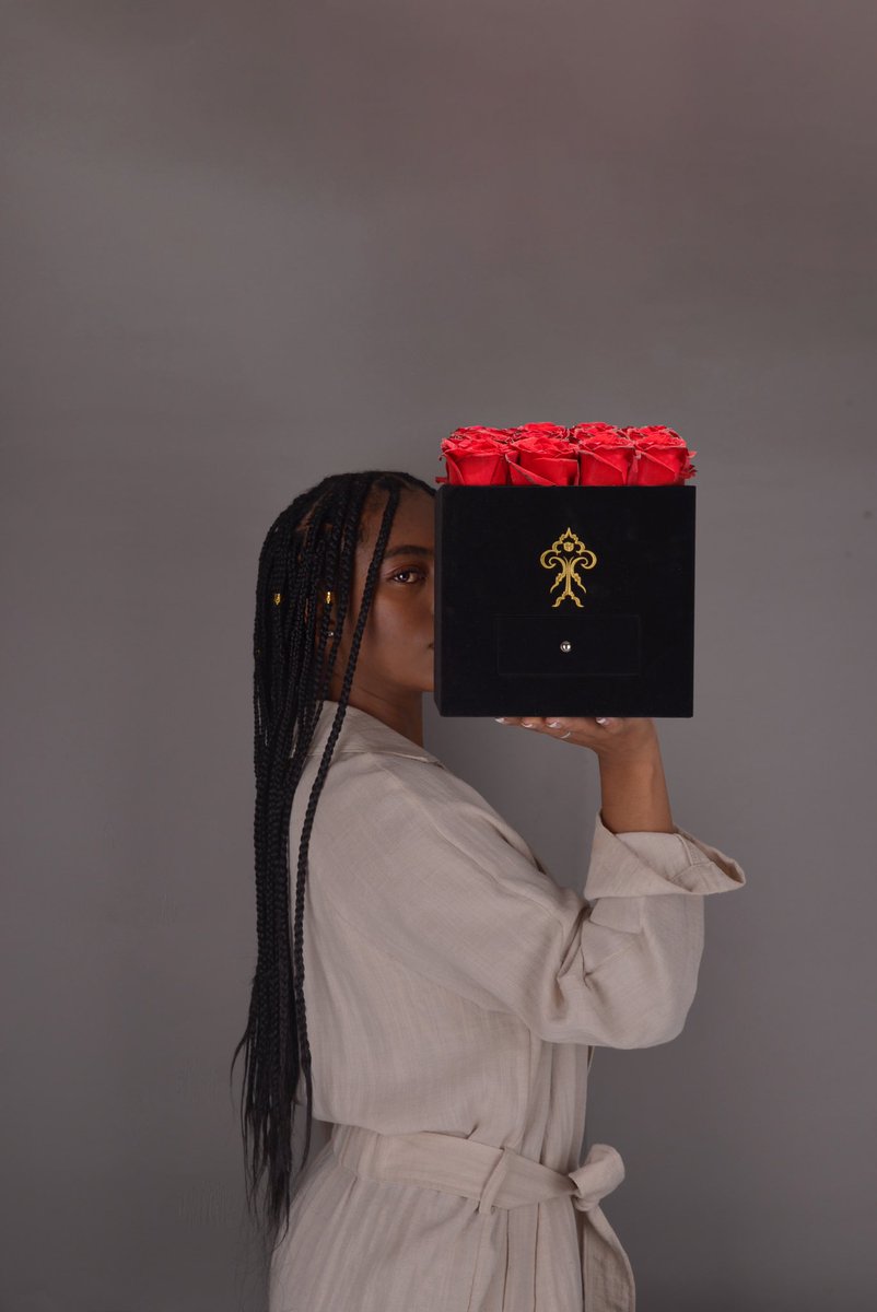 PremiumRosesco's tweet photo. All you see in her is Beauty… Make her think of you anytime she looks at the mirror  #rosebox #luxbox #preservedflowers #realroses #longlastingroses #freshrosesredflowers #yellowroses #premiumroses https://t.co/DP3H05rAgl