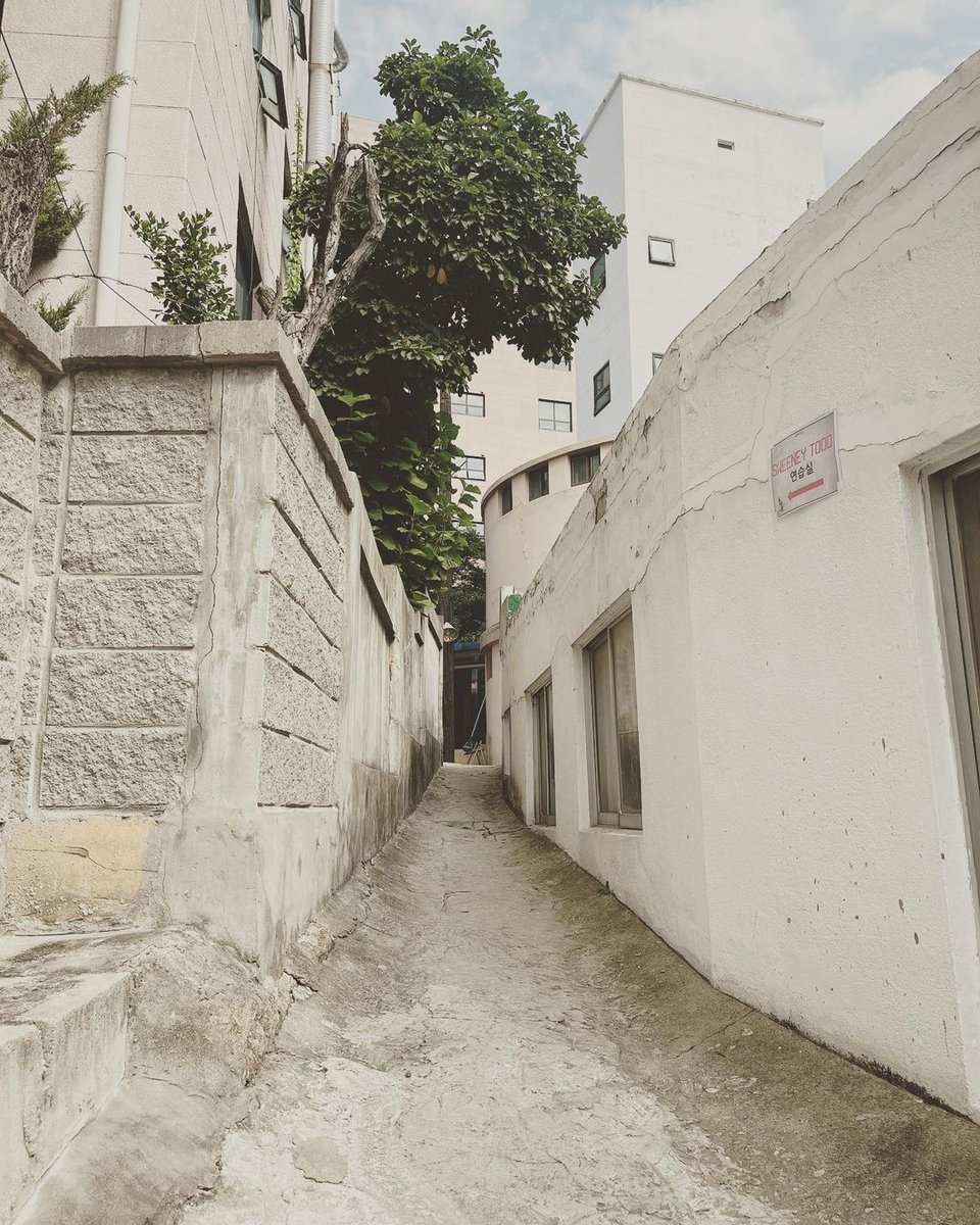 이 골목길을
번지점프를 하러도 가고,
베르테르도 만나러 갔다.
지나온 시간들이
다 꿈꾼것만 같다.

공간이 주는 힘은 
참 대단하다.
스쳐간 모든 사람의
얼굴을 떠올리게 한다.

어느 여름 날,
이 연습실로 불어오던 바람을
나는 잊지 못한다.