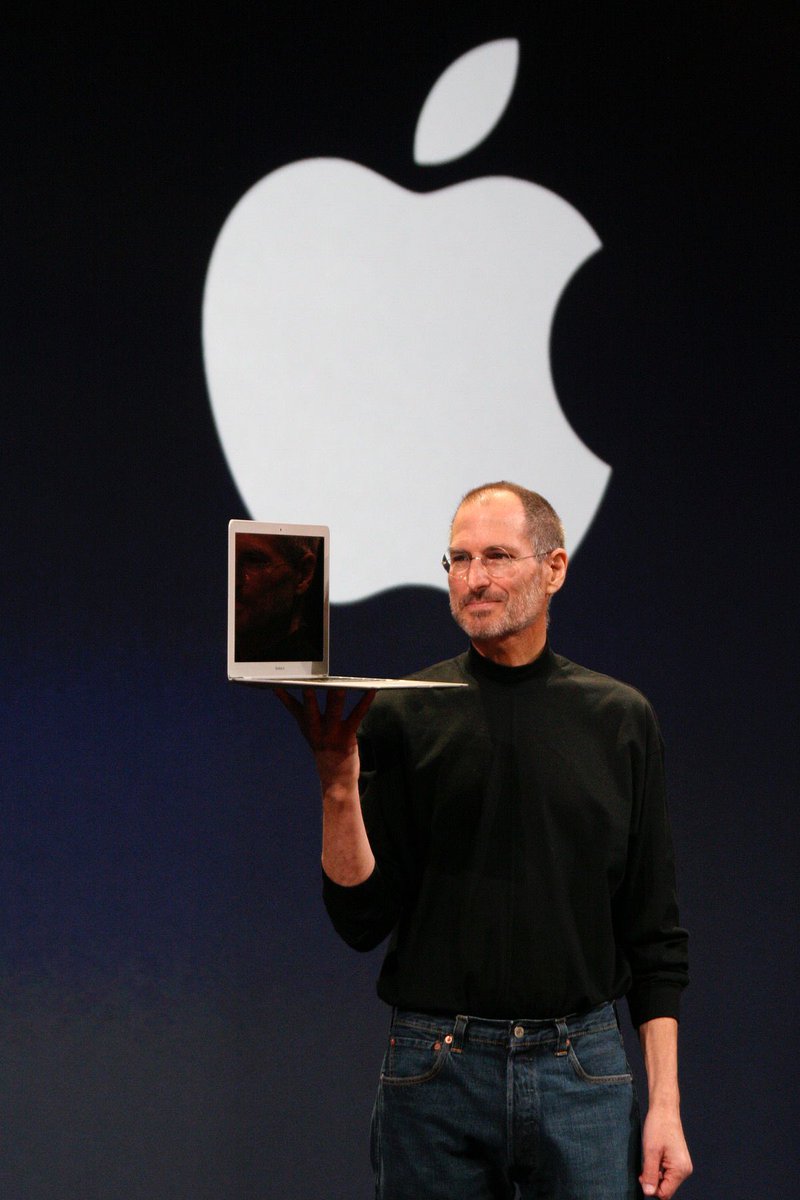Nickyrie's tweet photo. 11 anni fa ci lasciava Steve Jobs, e con lui una parte di molti di noi  
#Apple https://t.co/mXOzNqPPfa