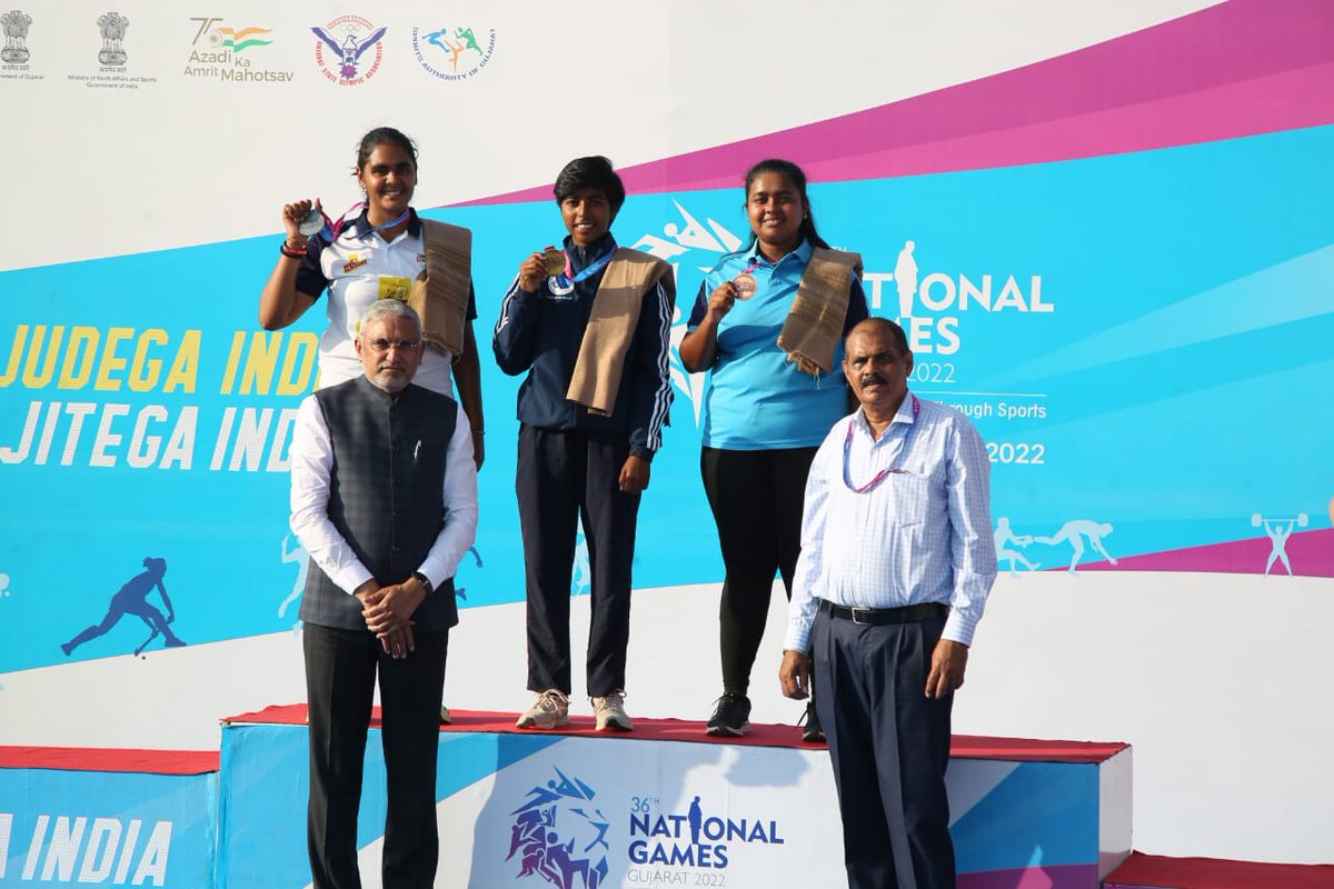 Nat_Games_Goa's tweet photo. Congratulations to all the Medalists in the Archery Compound Event.🥇🥈🥉
We are thankful to Shri Jagdish Ishwarbhai Vishwakarma for gracing the Medal Ceremony today as the Chief Guest.
#36thNationalGames #NationalGamesGujarat #Archery #CompoundArchery #Minister #StateMinistry https://t.co/imGOdTTuWz