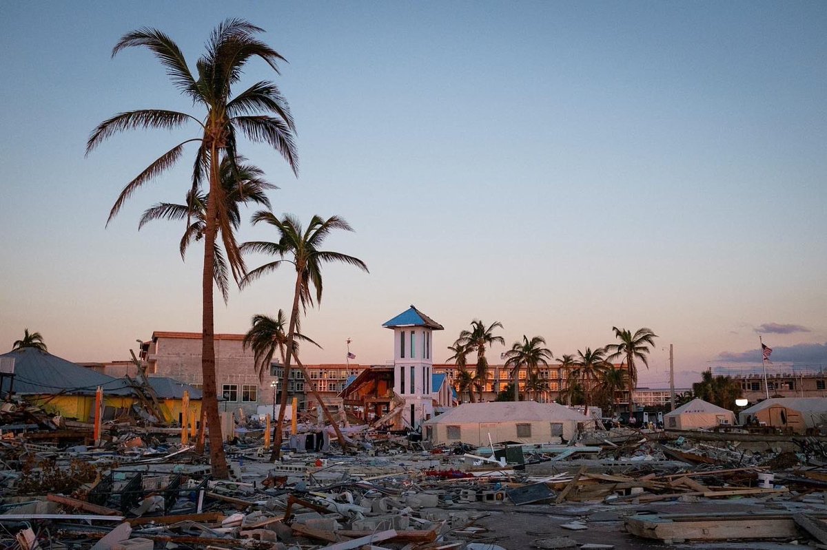 SeptafriqueB's tweet photo. 🇺🇸 #ÉtatsUnis: la #Floride dévastée par l'ouragan #Ian

Une semaine après le passage de l’ouragan Ian, de catégorie 4, la Floride continue d’évaluer les dégâts. 

Joe #Biden se rend sur place ce mercredi alors que le bilan humain ne cesse de s’alourdir. https://t.co/7f8EaLXiWa