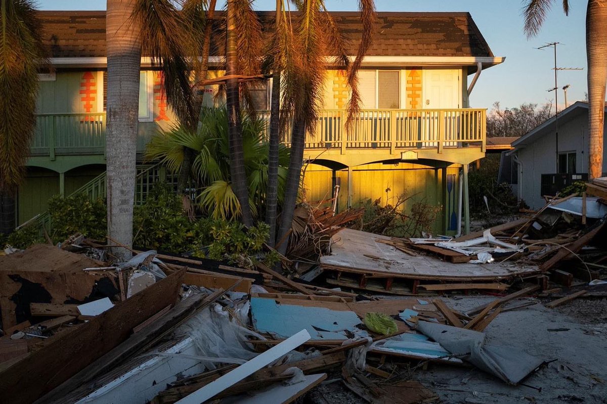 SeptafriqueB's tweet photo. 🇺🇸 #ÉtatsUnis: la #Floride dévastée par l'ouragan #Ian

Une semaine après le passage de l’ouragan Ian, de catégorie 4, la Floride continue d’évaluer les dégâts. 

Joe #Biden se rend sur place ce mercredi alors que le bilan humain ne cesse de s’alourdir. https://t.co/7f8EaLXiWa