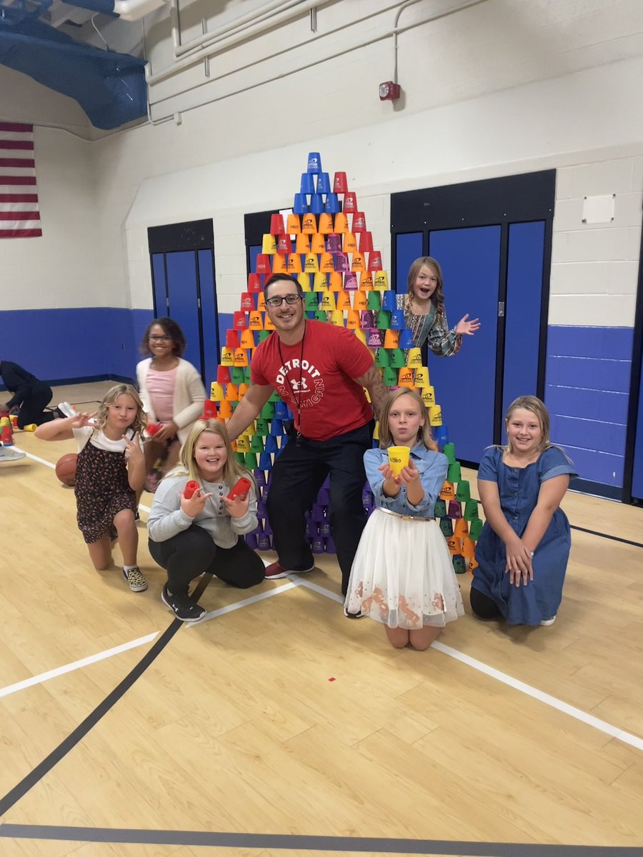 MrsGurney4's tweet photo. Shout out to @MrGrimaPE for still making PE fun on picture day! #PeaceLoveParsons #GSDPride #ParsonsPirates https://t.co/Bmg8GiY5Ti