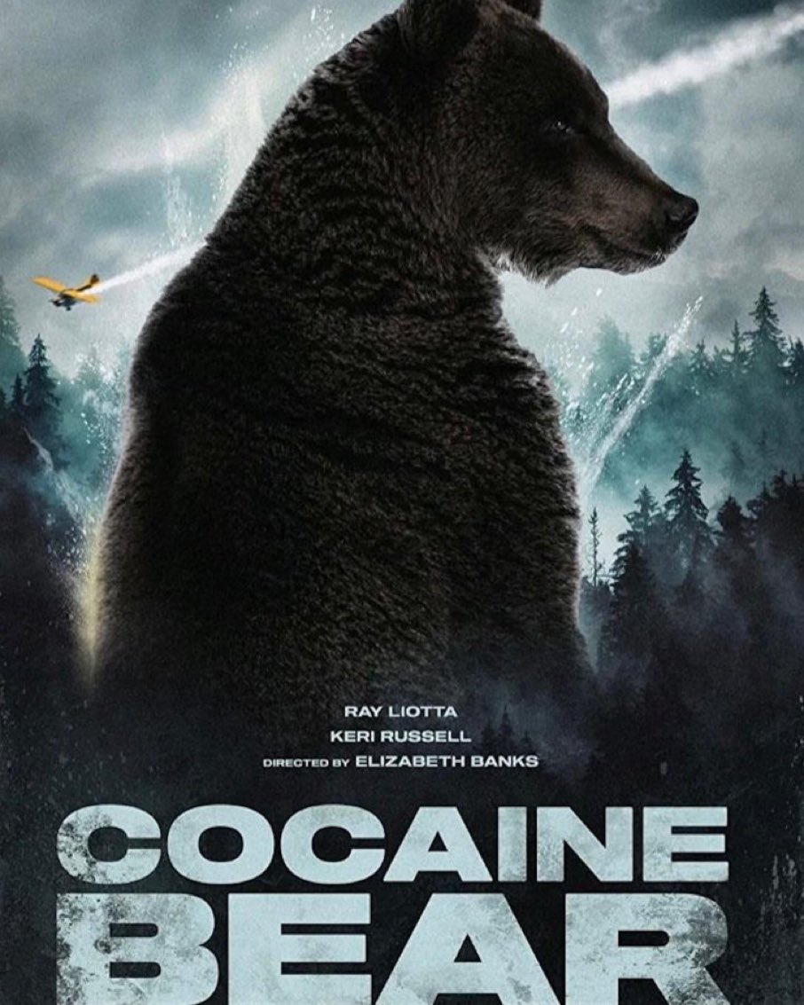 Póster de #CocaineBear, película en la que un enorme oso que se ha metido una cantidad indecente de cocaína que un traficante ha tirado en un bosque empezará en pleno subidón a despedazar a la gente. Lo mejor de todo es que... ¡Está basado en hechos reales!