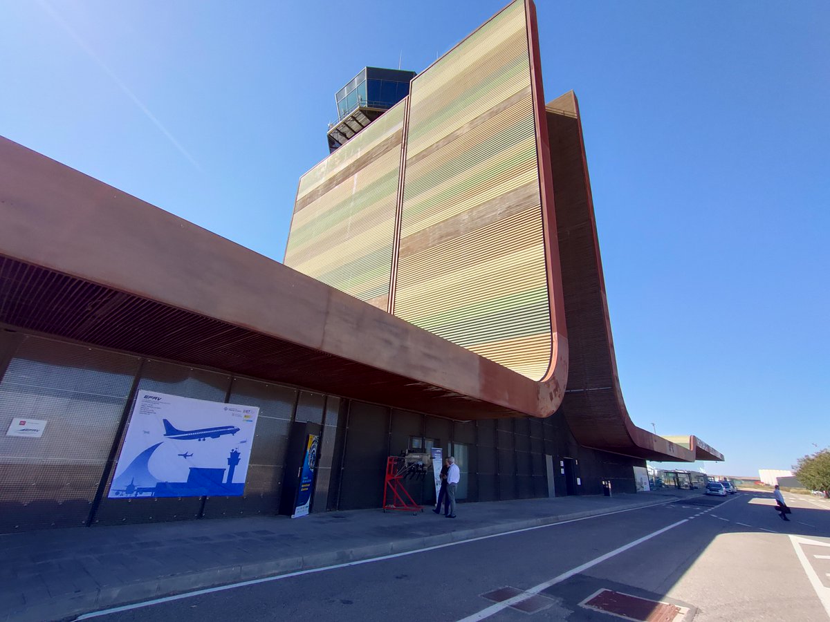 escolaEFAV's tweet photo. T'esperem avui de 16 a 19h a les #JPO que hem organitzat des de l'#EFAV a l'Aeroport de Lleida-Alguaire! Vine a descobrir tot el que tenim preparat per a tu! @imetvng @ajuntamentvng https://t.co/Ju2HllfjNJ