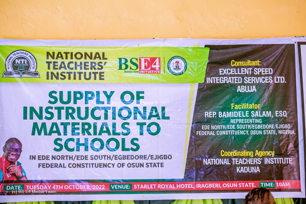 TrackaNG's tweet photo. Our team tracked the bursary empowerment programme and education tools for students and teachers in Ede North, Ede South, Egbedore and Ejigbo Fed. constituency, Osun State.

We reported that 1000 students of Sec and tertiary institutions selected from 4 LGAs, received bursaries https://t.co/ldEz1DVFYc