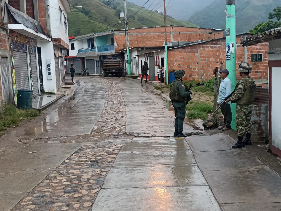 PoliciaNteSder's tweet photo. En coordinación con @COL_EJERCITO fortalecimos el control territorial en el municipio de #Hacari con actividades de registro, control y consulta de antecedentes garantizamos la seguridad y convivencia. 

#DiosYPatria 
#EsUnHonorSerPolicía https://t.co/a8yHPIaaRH
