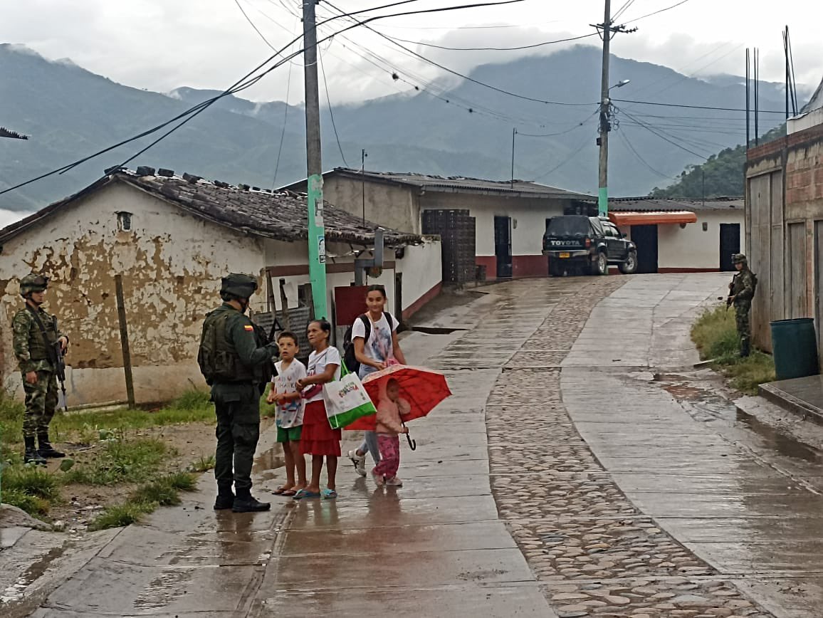 PoliciaNteSder's tweet photo. En coordinación con @COL_EJERCITO fortalecimos el control territorial en el municipio de #Hacari con actividades de registro, control y consulta de antecedentes garantizamos la seguridad y convivencia. 

#DiosYPatria 
#EsUnHonorSerPolicía https://t.co/a8yHPIaaRH