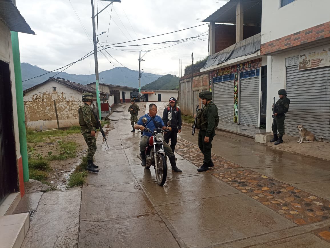 PoliciaNteSder's tweet photo. En coordinación con @COL_EJERCITO fortalecimos el control territorial en el municipio de #Hacari con actividades de registro, control y consulta de antecedentes garantizamos la seguridad y convivencia. 

#DiosYPatria 
#EsUnHonorSerPolicía https://t.co/a8yHPIaaRH