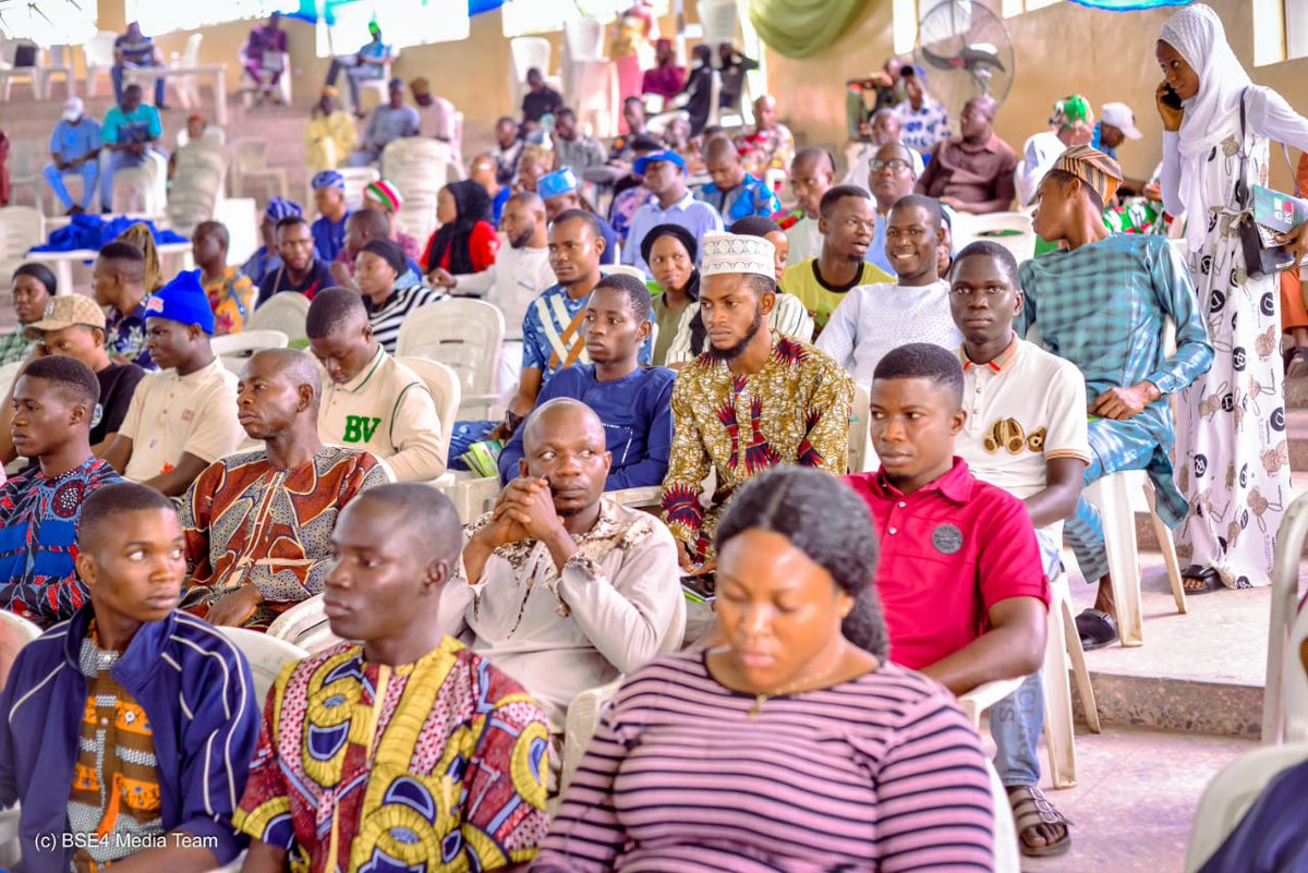 TrackaNG's tweet photo. Our team tracked the bursary empowerment programme and education tools for students and teachers in Ede North, Ede South, Egbedore and Ejigbo Fed. constituency, Osun State.

We reported that 1000 students of Sec and tertiary institutions selected from 4 LGAs, received bursaries https://t.co/ldEz1DVFYc