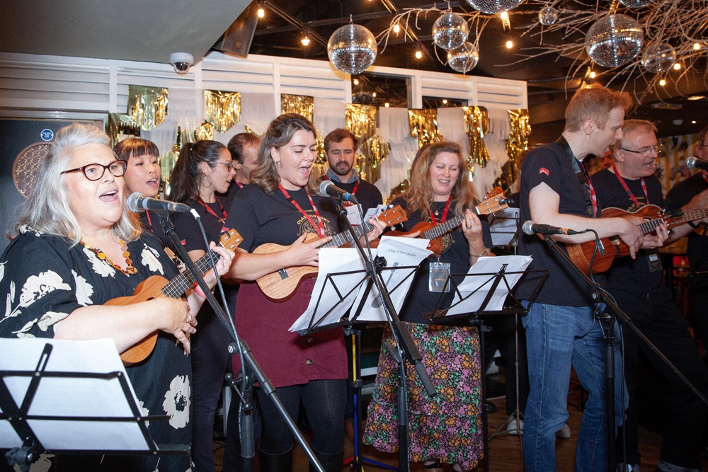 bulletinpr's tweet photo. And some pics, including our lovely kazoo choir 'singing' Sweet Caroline! https://t.co/amzTgCjuRV