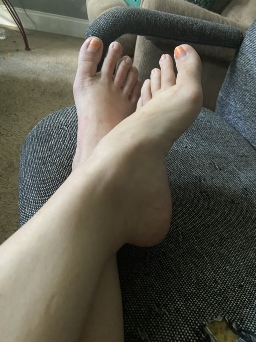 Which one of you heathens wants to pay for my pedicure? Be a good boy for mommy $lameasf42 #paypig #findom