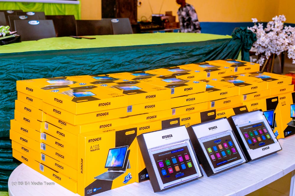 TrackaNG's tweet photo. 100 teachers selected through the Nigeria Union of Teachers were trained and provided with Tablets to aid their teaching. 

30 Pry and Sec schools across the 4 LGAs received textbooks, Examination past questions and answers series and notebooks

Facilitated by @bamidelesalamBS https://t.co/iDJid5GHrM