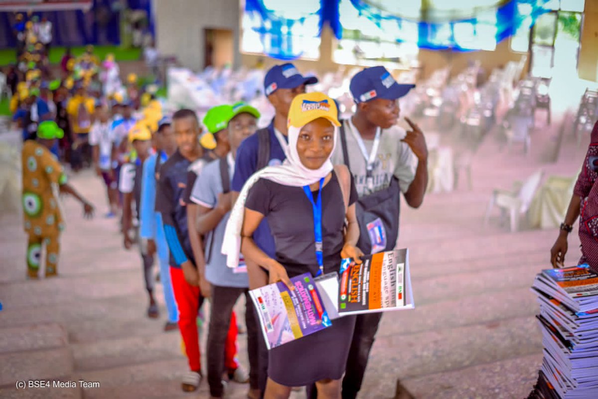 TrackaNG's tweet photo. 100 teachers selected through the Nigeria Union of Teachers were trained and provided with Tablets to aid their teaching. 

30 Pry and Sec schools across the 4 LGAs received textbooks, Examination past questions and answers series and notebooks

Facilitated by @bamidelesalamBS https://t.co/iDJid5GHrM