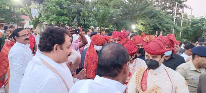 NareshV41214061's tweet photo. आज ग्वालियर में विजयादशमी के शुभ अवसर पर शमी पूजन के दौरान माननीय ज्योतिरादित्य सिंधिया जी से प्रदेश कार्यसमिति सदस्य आदरणीय रोमेश महंत जी की मुलाकात हुई !!
#vijayadashami2022
#shamipooja https://t.co/VdbtHNovrm