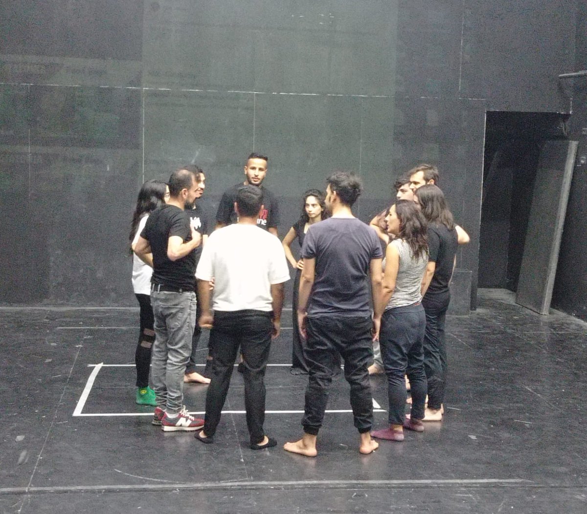 _acpau's tweet photo. L'intercanvi cultural a #Palestina segueix juntament amb el @freedom_theatre 🎭

En el marc de #SomConstructores les participants del projecte comparteixen classes de teatre amb alumnes de l'escola palestina, a Jenin.

#ResistenceThroughArt https://t.co/C1fmSWkyWe