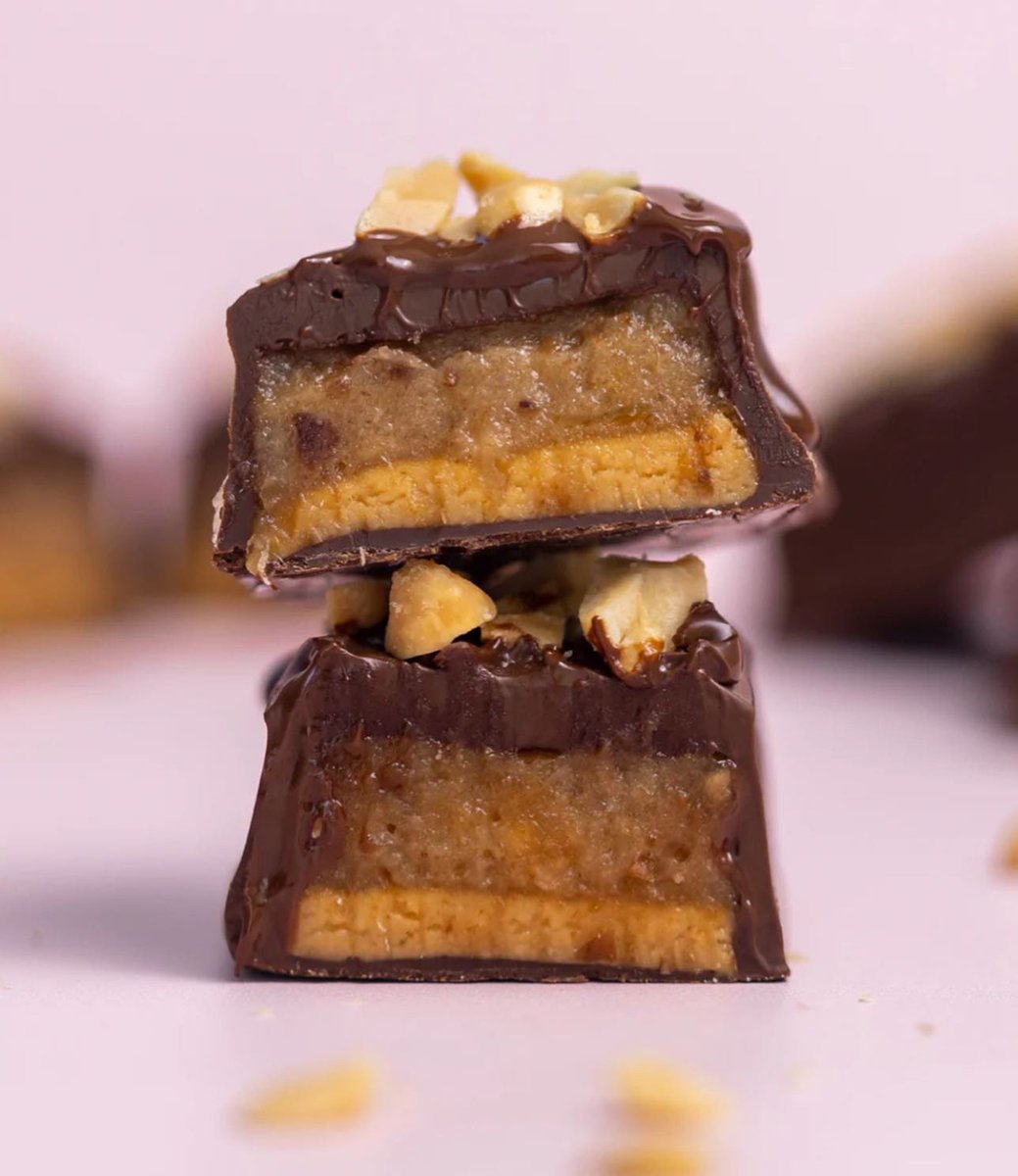 These delicious bars by Oh My Choc are now available in both shops. They’re vegan and gluten free and made with peanut butter, coconut flour, maple syrup, dates and dark chocolate 😍