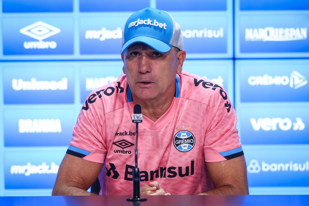 DescubraFUT's tweet photo. Renato Gaúcho pode retomar a carreira e recuperar o Futebol do gremio??

Para alguns sim.
Enfim...
É inegável a sintonia e a conexão que existe entre Gremio e Renato.

CASAMENTO PERFEITO ??? https://t.co/y2Jus3myOI