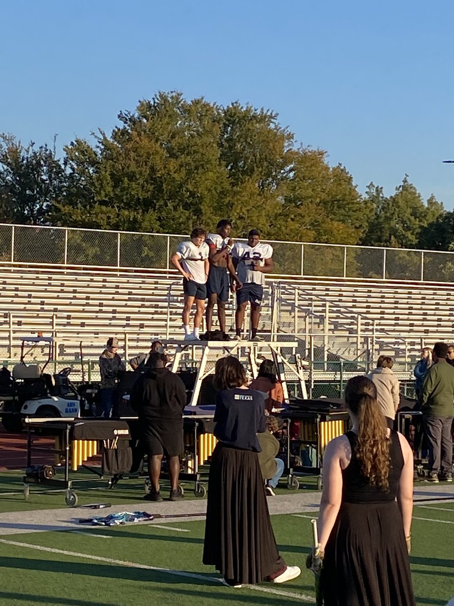 alleneaglesfb's tweet photo. We cannot thank @AllenBand enough for the constant support and energy y’all bring to every game. Today was so much fun showing our support to you with some post practice popsicles!! Y’all truly are the best band in the land!!! @Allen_ISD @AllenHS_Eagles 🅰️🆙 https://t.co/J6S2dzw9zD