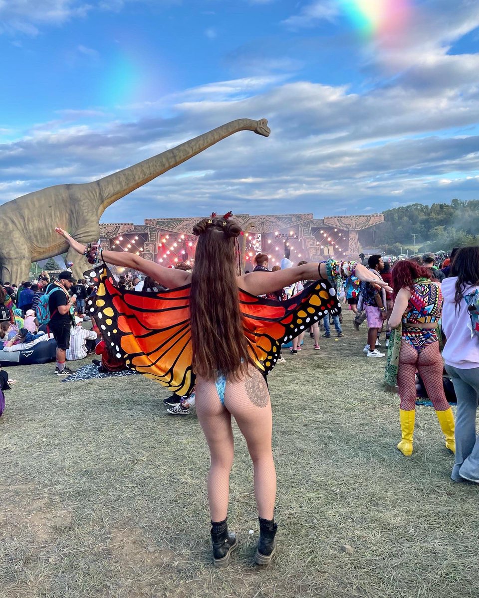 ashineofmoon's tweet photo. Just a butterfly dancing with Dino’s 🦋 🦕 #lostlands #lostlandsfestival #Dinosaurs #butterflygirl #ravegirl https://t.co/tZq6yySihk