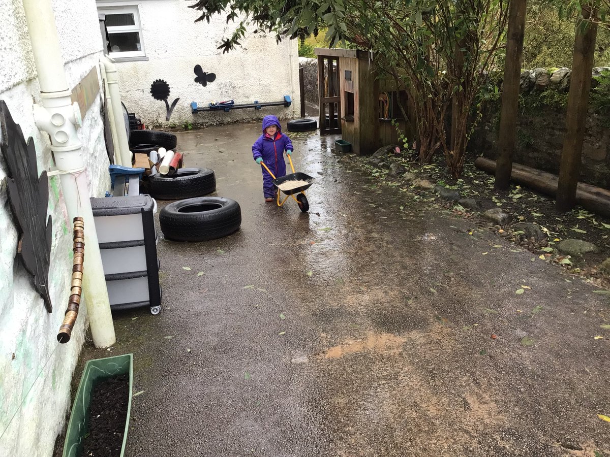StrachurP's tweet photo. Our youngest learners were busy this afternoon filling up their sandpit with new sand π #strachur #strachurpre5 @abc_OCTF #abcey #argyllandbute #responsiblecitizens #effectivecontributors #wecandoit https://t.co/ua0rXzJCz8