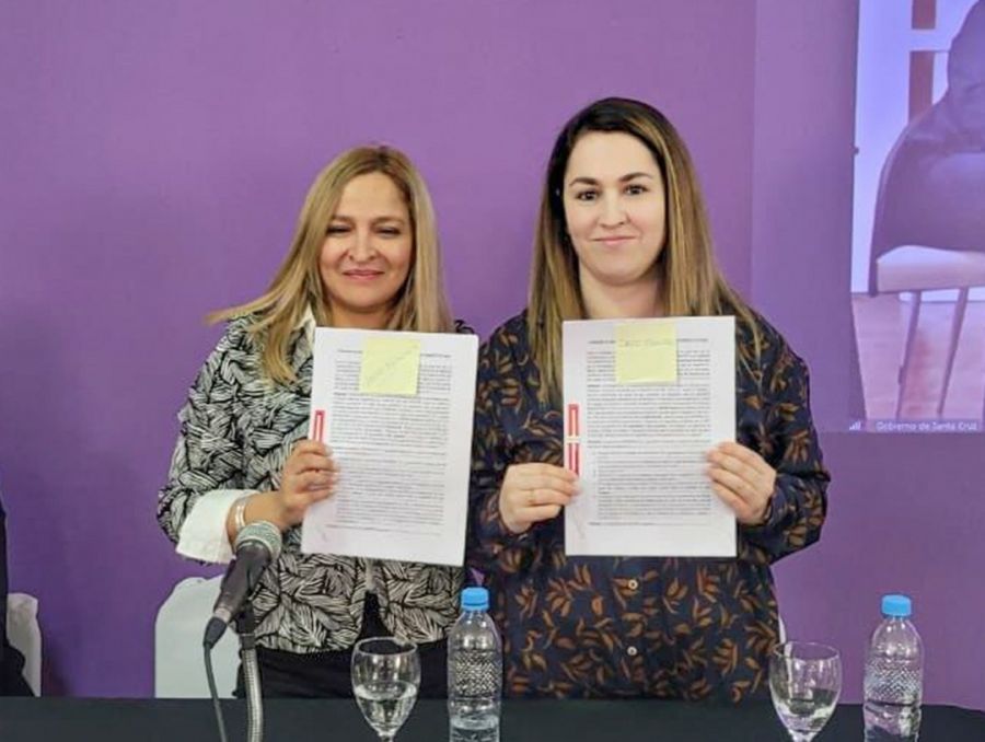 _SantaCruzAr's tweet photo. Se firmó un convenio de obra para la extensión de redes de gas en #LagoPosadas. ✍️
🔗https://t.co/8IMfzHnd73 https://t.co/Sn1m8Mvv96