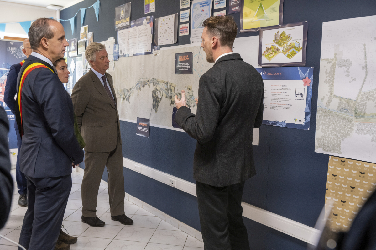 Vereerd met bezoek Zijne Majesteit Koning Filip. Hij bezocht de Tuinen van Waterschei. We versterken er de biodiversiteit in de Stiemervallei.
Genkse groene long met plaats voor ontspanning &amp; economische activiteit - stiemervallei.be

#genk #waterschei #stiemervallei