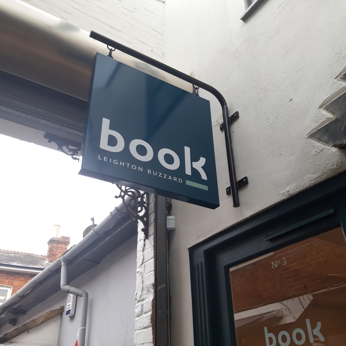 Alistair_Pitts's tweet photo. I visited a new bookshop just last week, @BuzzardBook in Leighton Buzzard!

#ChooseBookshops #BookshopDay https://t.co/0bABQbqjz9