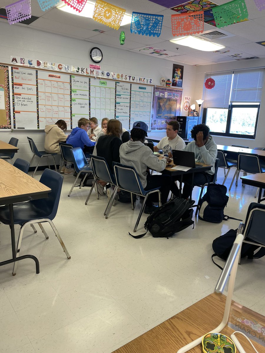 Spanish Honor Society students supporting their peers in their Spanish education. Love all the conversations surrounding Spanish happening in Seminar today! <a href="/FHSDWL/">WorldLanguageFHSD</a>