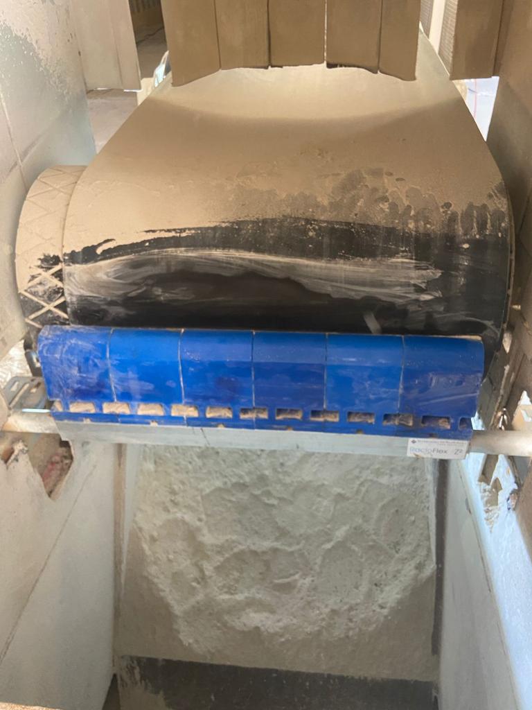 How do you choose your belt cleaning system?
Here MLT team worked for our client SBI @semenku to:
👉Technical #expertise and #training,
👉Z² primary #scraper and SW secondary on an 800 mm belt were installed.
Objective of team? Understand your needs to recommend adapted products.