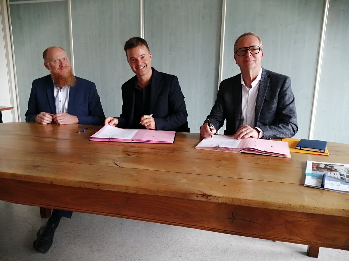 POLIMMO's tweet photo. SIGNATURE CONVENTION ACCESSION AIDÉE A LA PROPRIÉTÉ avec la commune de ST ERBLON, PROCIVIS BRETAGNE et MAISONS ELIAN dans le cadre d’un programme maisons dans la ZAC des Basses Noës.
Une enveloppe d'aide de 200 000€ à destination des primoaccédants et ménages à revenus modestes. https://t.co/ZpigXafesP