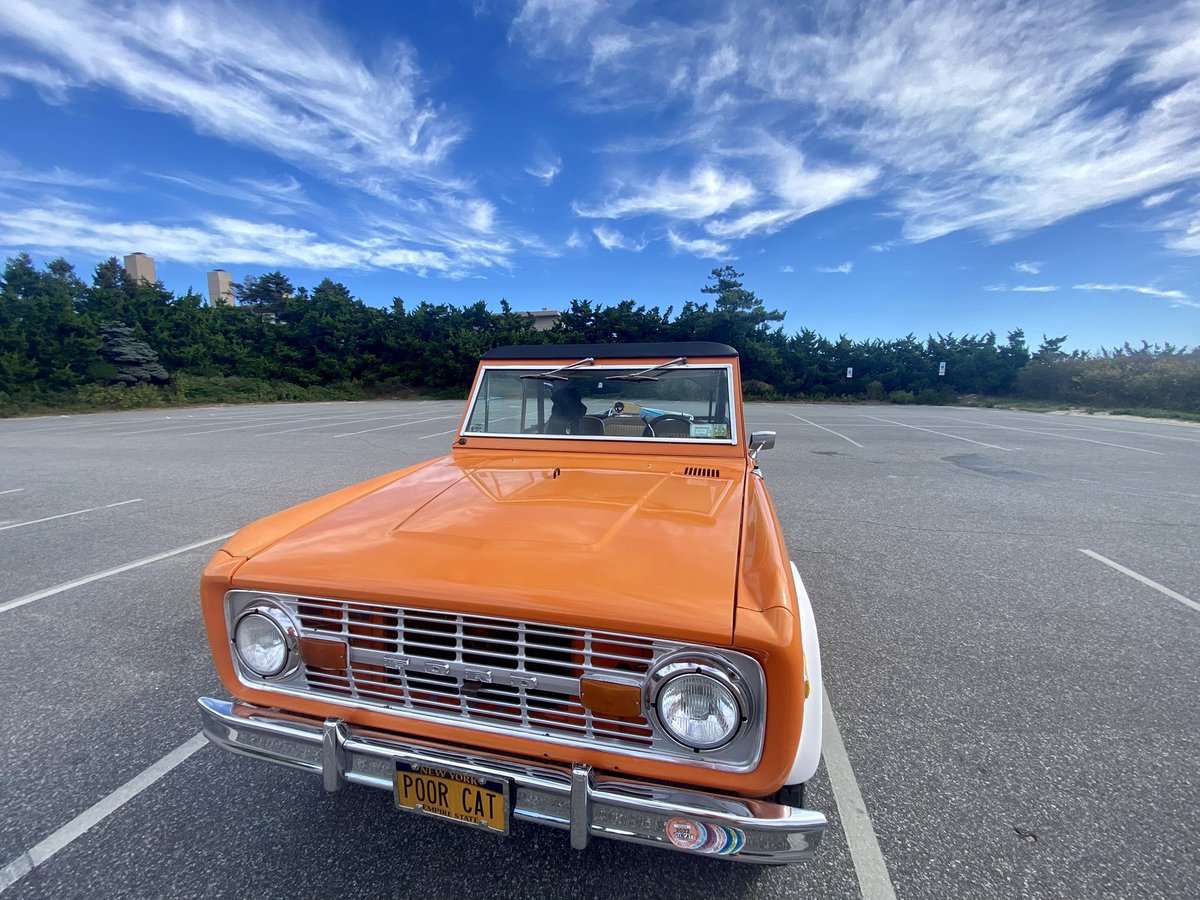 suzsiracuse's tweet photo. I discovered that there are some pretty cool people that are also fascinated with vintage Broncos. So here is my money pit…I mean 1977 Bronco🌻. @ryanshanks https://t.co/YKeUb0kpIZ