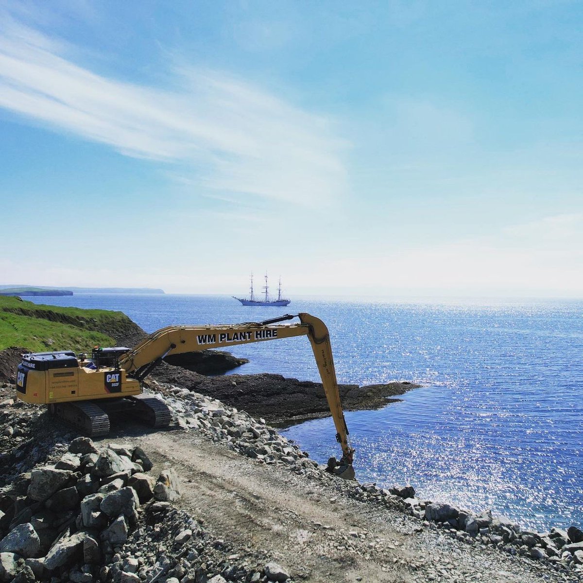 FinningNews's tweet photo. Today we are bringing you some sunny shots of this Cat® 352 long reach excavator working on a coastal protection project in the most idyllic location.
Thank you @wmplanthire for sharing these photos.
#FeaturedByFinning #LetsDoTheWork #PlantHire https://t.co/RQZmUoDs7d