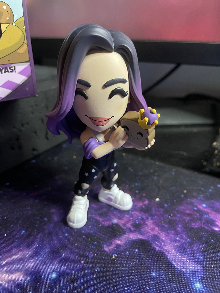 LadyRavenPaws's tweet photo. Look what came in the mail today @LaurenzSide! First time ever buying any YouTuber merch. Totally worth it! Bread queen yassss!!! @youtooz 💜💜💜 https://t.co/dnCHX7zl4s