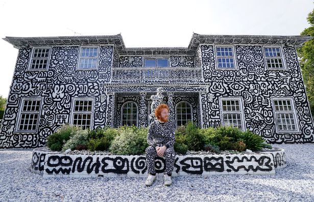 Artist 'doodles' on every surface inside and outside mansion ✏️ [THREAD] 🧵