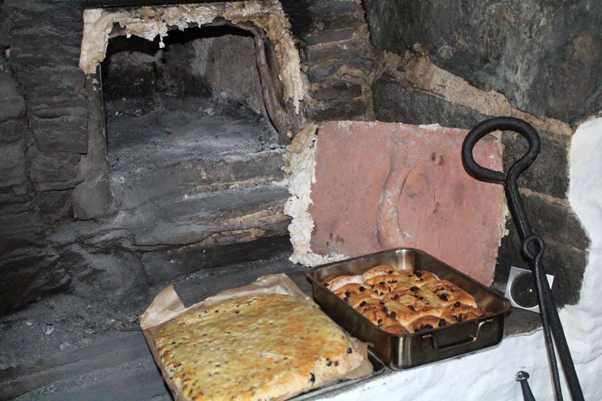 #Cornish #cakes from bygone days will once again be baked in the Victorian bread oven tomorrow (Thursday 6 October). 

Join us for another traditional #baking demonstration between 11am-1pm. Normal admission applies.