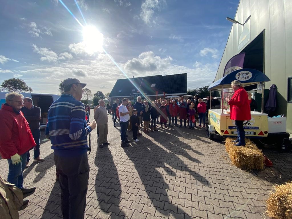 LBDrenthe's tweet photo. Al een decennium lang organiseert de #Hoogstambrigade #Zuidwolde de #Fruitpersdag. Burgemeester van gemeente De Wolden trapte afgelopen zondag de tiende editie af. Op de Fruitpersdag konden boomgaardeigenaren uit de omgeving hun #fruit laten verwerken tot sap. #jubileum https://t.co/1EsCA2MCA4