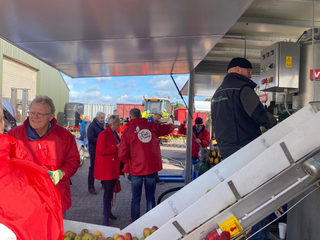 LBDrenthe's tweet photo. Al een decennium lang organiseert de #Hoogstambrigade #Zuidwolde de #Fruitpersdag. Burgemeester van gemeente De Wolden trapte afgelopen zondag de tiende editie af. Op de Fruitpersdag konden boomgaardeigenaren uit de omgeving hun #fruit laten verwerken tot sap. #jubileum https://t.co/1EsCA2MCA4