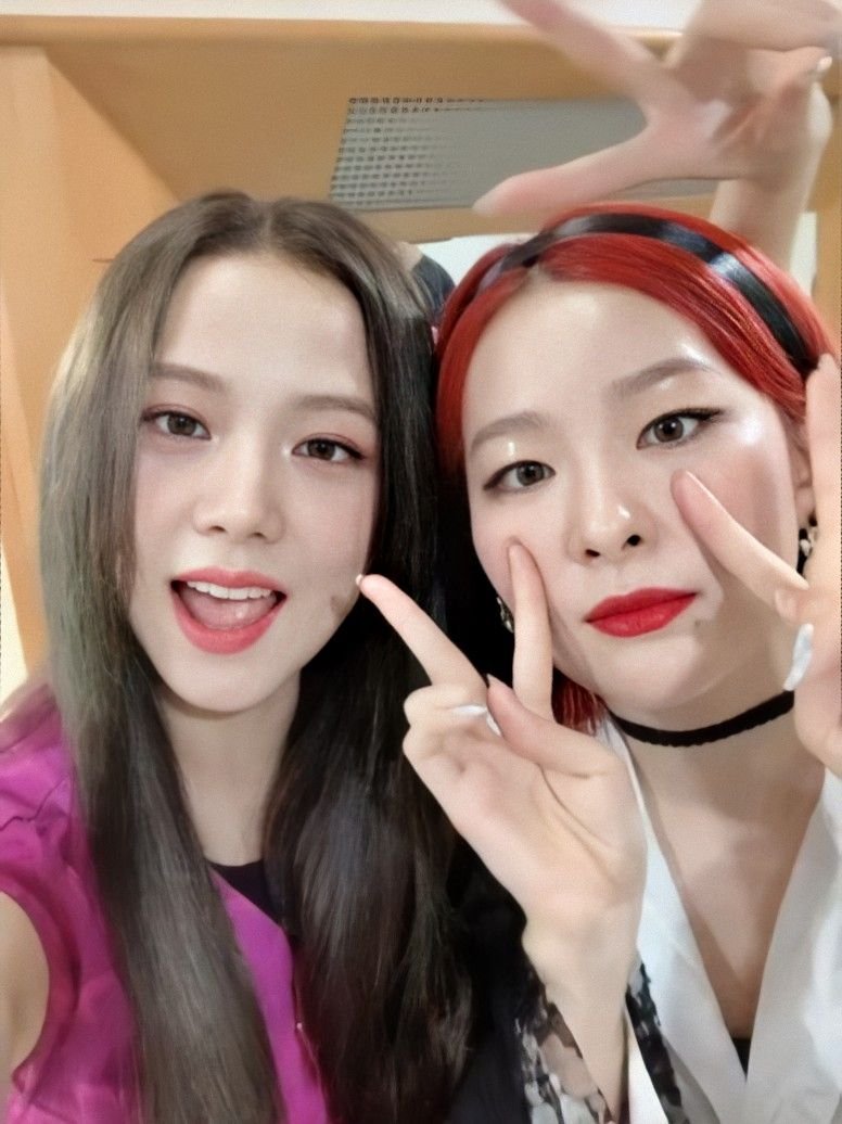 npomvtt's tweet image. De milhões! Jisoo do BLACKPINK postou stories parabenizando Seulgi pelo debut solo.

'Por mais que você tenha se preocupado e passado por tanta coisa, isso (o solo) ficou muito legal'

Seulgi repostou o storie, dizendo:

'Obrigada Jichu-yah. Fighting nas preparações do show!!'